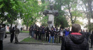 Во Львове националисты в День Победы пытались снести памятник советскому писателю