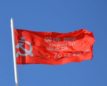 В Запорожье полицейские уговорили пожилого мужчину свернуть запрещенный флаг