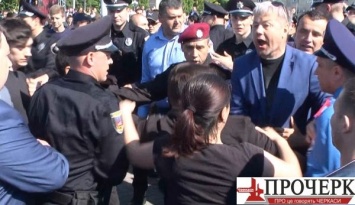 В Черкассах на центральной площади вспыхнула потасовка из-за флага в руках у ветеранов