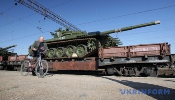 В оккупированный Донецк снова завезли танки, БПМ и "Грады" из России