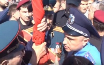 В Черкассах возник конфликт из-за красного флага