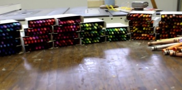 Этот мужчина запекает 256 цветных карандашей. То, что вышло из этого через 2 дня, странным явно не назовешь
