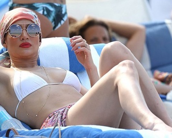 Папарацци засняли Дженнифер Лопес во время отдыха на пляже в Майами