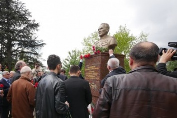 В Ялте прошло торжественное открытие памятника герою ВОВ Джалилю Наджабову