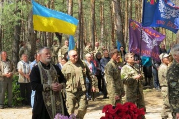 Криворожане побывали на могилах неопознанных бойцов "Айдара" на Луганщине (ФОТО)