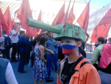 "Реально заклинило башню", - соцсети высмеяли костюм с танком на голове во время празднований 9 мая в РФ