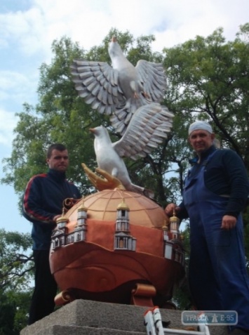 Вместо снесенного памятника Ленину в Вилково установили скульптурную композицию с голубями