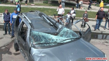 Шокирующее ДТП в Житомире: три автомобиля-участника аварии всмятку после столкновения