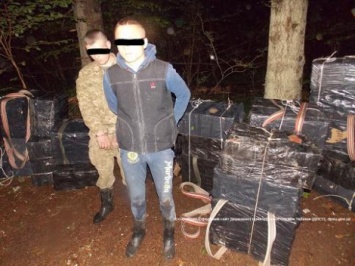 На украинско-румынской границе у двух контрабандистов изъяли 36 ящиков сигарет