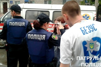 В Запорожье во время драки на стадионе футбольные фанаты разбили голову девушке