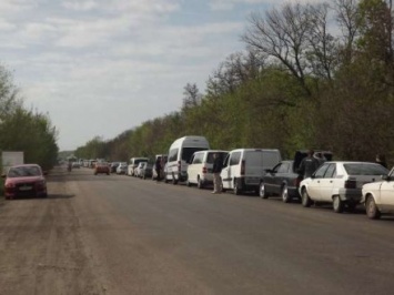 Миссия ОБСЕ зафиксировала очередь из 600 автомобилей в Марьинке