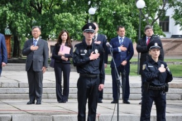 В Краматорске президент принял присягу у патрульных полицейских