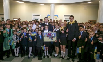 Порошенко открыл новую школу-символ восстановления Донбасса в Святогорске: Мы должны делать мощные шаги, чтобы приблизить мир