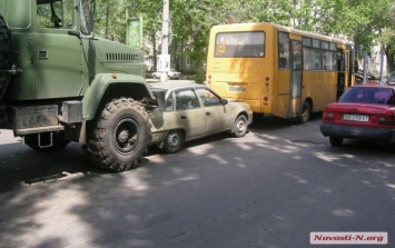Военный грузовик устроил крупное ДТП в Николаеве (фото)