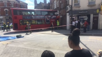В Лондоне автобус влетел в магазин: 13 раненных (фото)