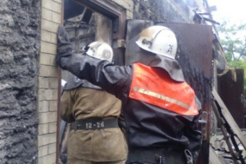 В Кривом Роге пожаром полностью уничтожен жилой дом. Найдены два тела (ФОТО)