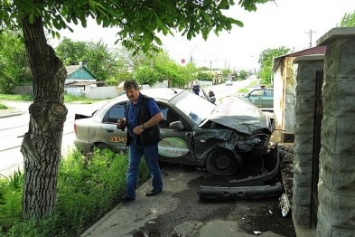 В Мариуполе на бул.Шевченко автомобиль врезался в забор(ФОТО)