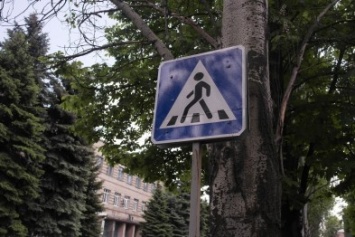 На трассах Донетчины восстановят дорожные знаки. Дороги Покровска (Красноармейска) также вошли в список улучшаемых