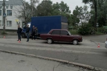 На Балашовке столкнулись легковой автомобиль и грузовик. ФОТО