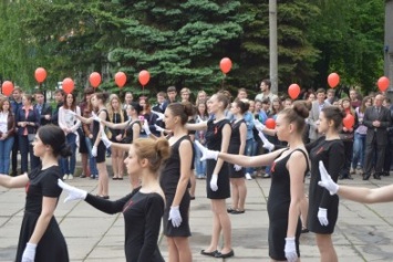 Криворожские студенты вышли на акцию, посвященную Всемирному дню памяти умерших от СПИДа (ФОТО)