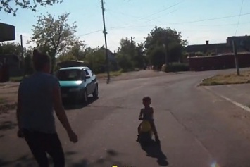 Сеть шокировал двухлетний мальчик, который играл посреди автомагистрали в Одесской области (ВИДЕО)
