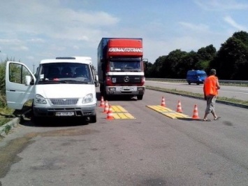Дорожники в Ровенской области начали взвешивать грузовики на передвижном комплексе