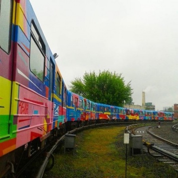 Париж, вид сбоку: в Киеве вышел на маршрут необычный поезд метро, расписанный испанским художником