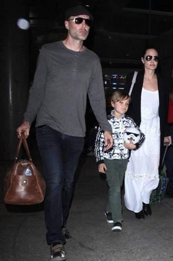 Анджелина Джоли с братом Джеймсом и сыном Ноксом прилетела в Лос-Анджелес