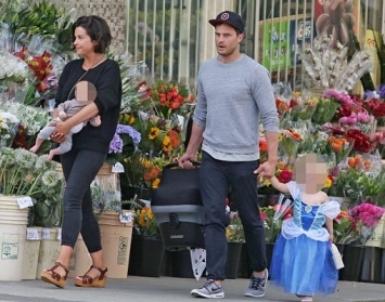 Джейми Дорнан и Амелия Уорнер на прогулке с новорожденным сыном и двухлетней дочерью