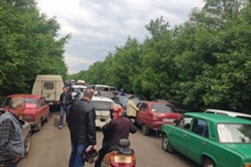 Вчера возобновил работу КПП "Новотроицкое" что несколько разгрузило КПП "Зайцево" у Горловки