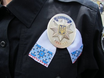 Патрульные полицейские ко Дню вышиванки устроили флешмоб в Ужгороде