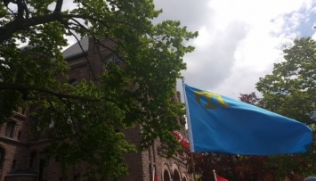 Крымскотатарский флаг был поднят над парламентом в Канаде
