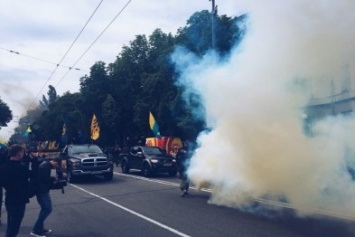 Пиротехника и дым: в Киеве начался марш "Азова" (ФОТО)