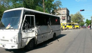 В Мариуполе столкнулись микроавтобус с военными и маршрутка