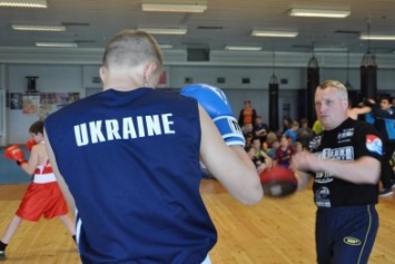 В Мариуполе чемпионы провели тренировку по боксу для детей с особыми потребностями (ФОТО)