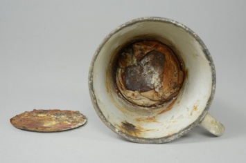 Музей концлагеря «Аушвиц» нашел драгоценности в кружке с двойным дном (фото)