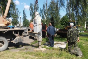 В Дарницком районе демонтируют памятник Крупской (ФОТОФАКТ)