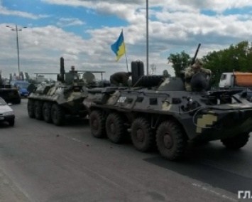 Колонна военной техники застряла на мосту в Киеве (ФОТО)