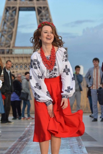 Украинцы прошлись в вышиванках под Эйфелевой башней в Париже