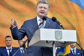 Порошенко: У нас есть все возможности в ближайшее время петь украинский гимн в Донецке под желто-голубыми цветами