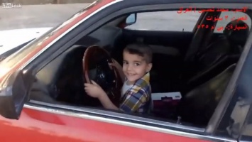 Трехлетний мальчик дрифтует на BMW (видео)