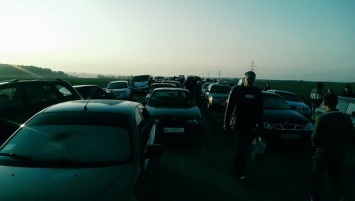 В пунктах пропуска на Донбассе скопились огромные очереди (фото)