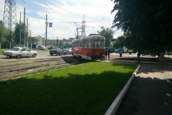 "Трамвайный дрифт" в Харькове: вагон развернуло на рельсах (ФОТО)