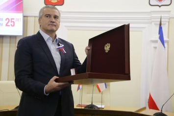 Сергей Аксенов в день Конституции Российской Федерации вручил крымчанам заслуженные награды