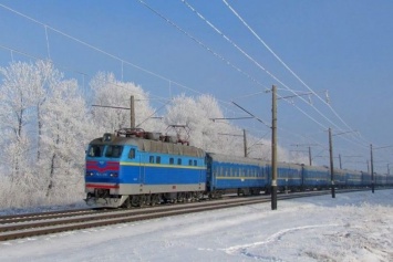 Поезд "Укрзализныци" на Киев застрял посреди поля: подробности инцидента