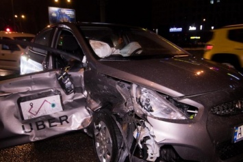 ДТП в Киеве: Возле станции метро иномарка влетела в такси (видео)