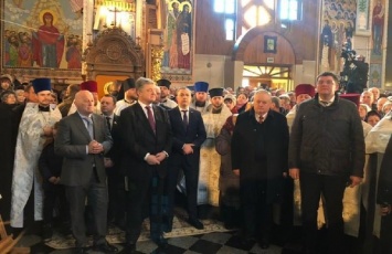 Порошенко начал в Ровно "Томос-тур" с Епифанием и получил орден от Филарета. Фото, видео