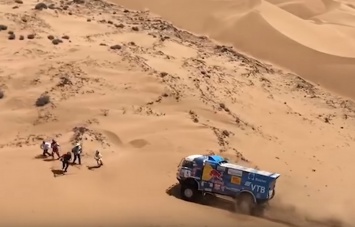 ДТП в пустыне: экипаж «КАМАЗ-мастер» исключен из ралли Дакар 2019 - подробности и видео