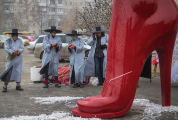 "Арт-объект со множеством смыслов": на Таирова установили пластиковую скульптуру красной ноги
