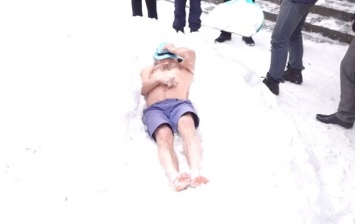 В Тернополе мужчина пролежал голышом под снегом 20 минут